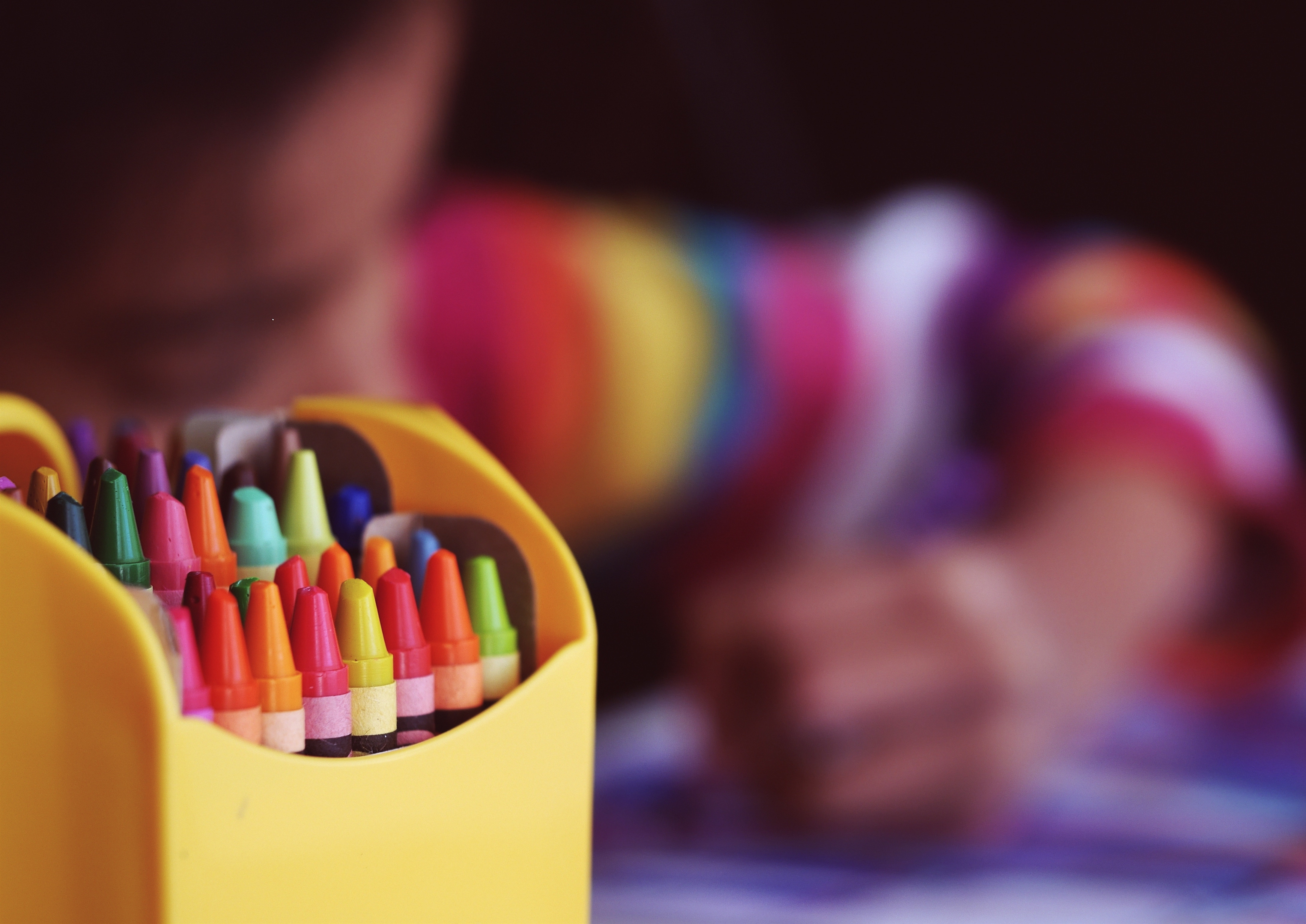 caja de lápices de colores niño en backrgound